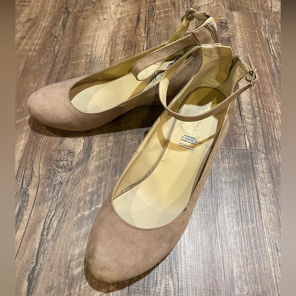 Arizona Jeans Cream Wedges Size 9.5M